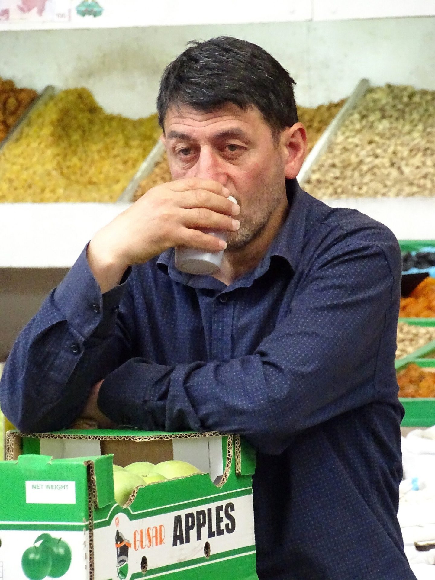 Торговец на базаре в Баку